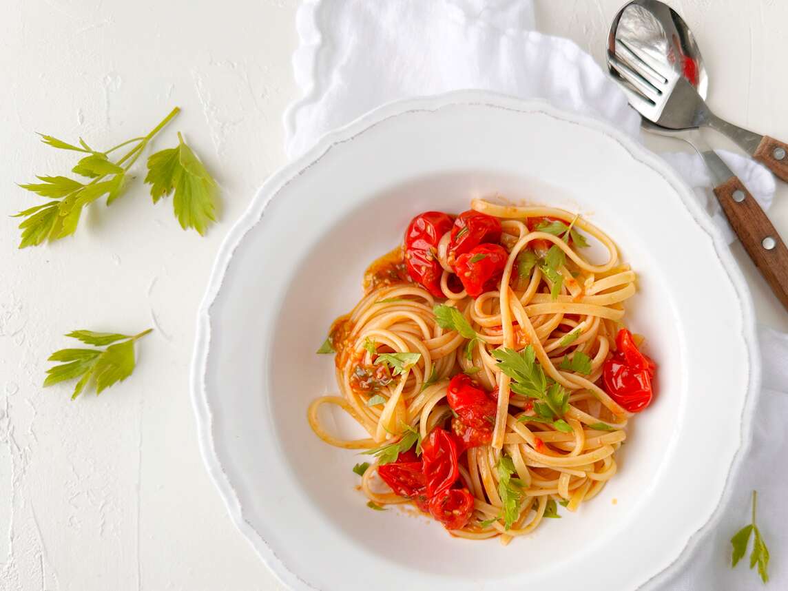  Linguine mit Liebstöckel und Cherry-Tomaten