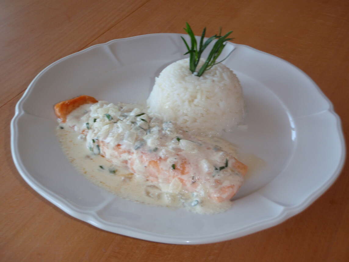 Teller mit Lachs an Estragonsauce und Reis