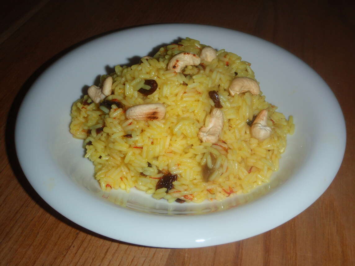 Gelber Reis mit Färbersaflor und Cashewnüssen