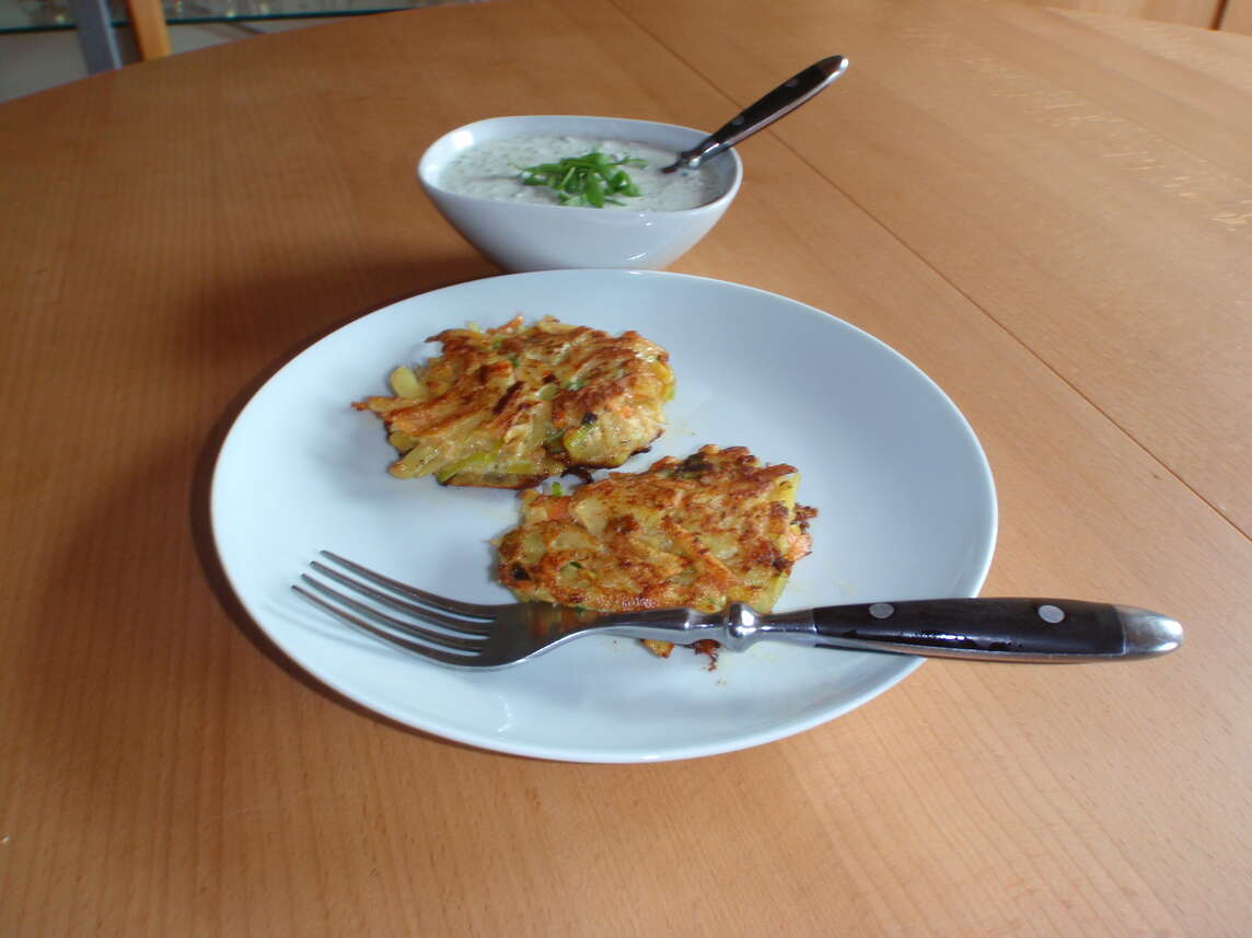 Gemüseburger auf Teller mit Kresse-Sauerrahm