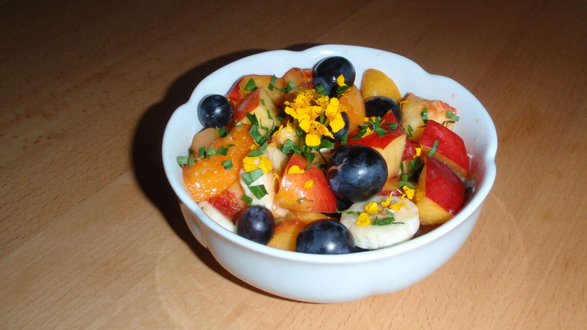 Fruchtsalat mit Gewürztagetes