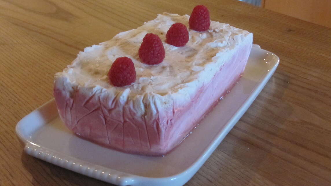 Himbeer-Eiscake auf Platte