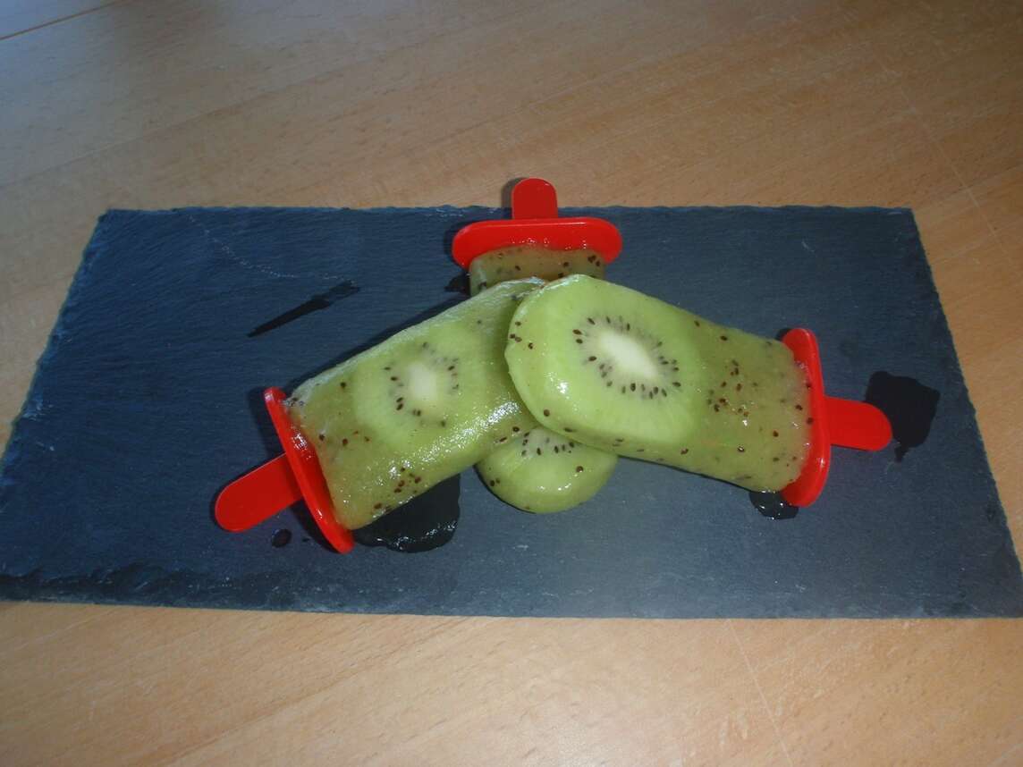 Hausgemachte Kiwi-Glace am Stängel