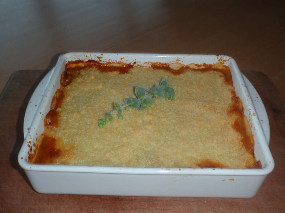 Schale mit Moussaka, verziert mit Kreta-Majoran