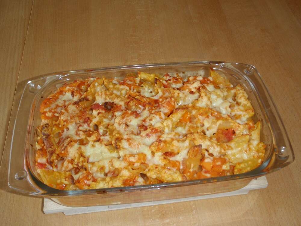 Glasform mit gratiniertem Kürbis und Penne