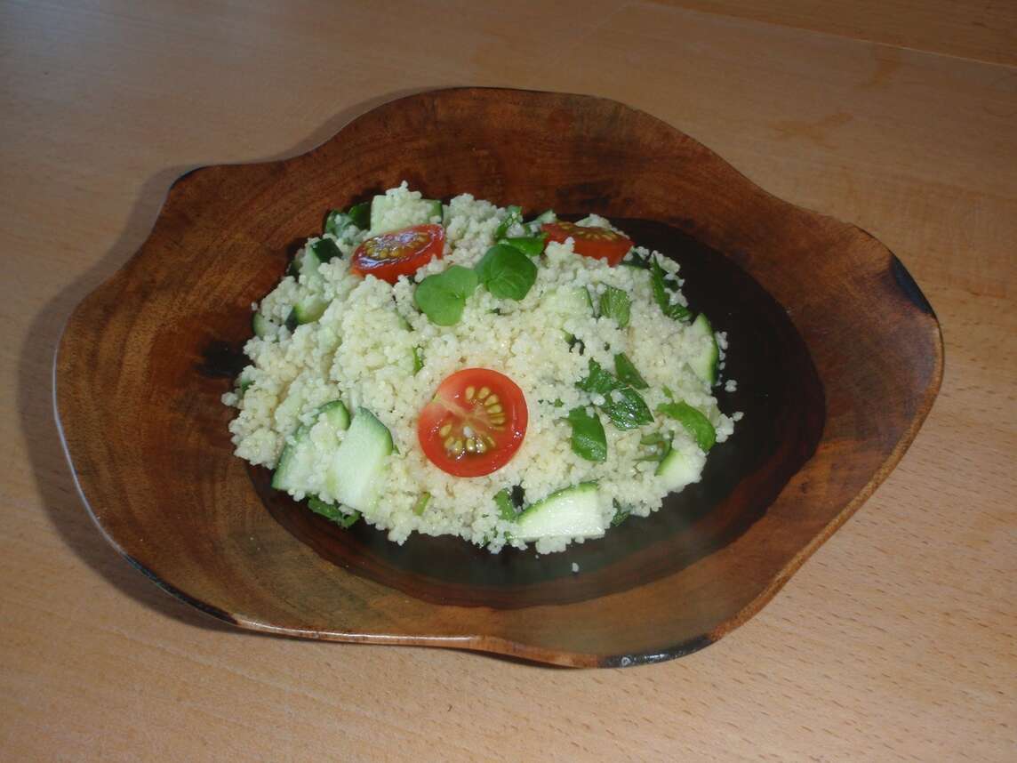 Teller mit Taboulé mit Löffelkraut, Gurken und Tomaten