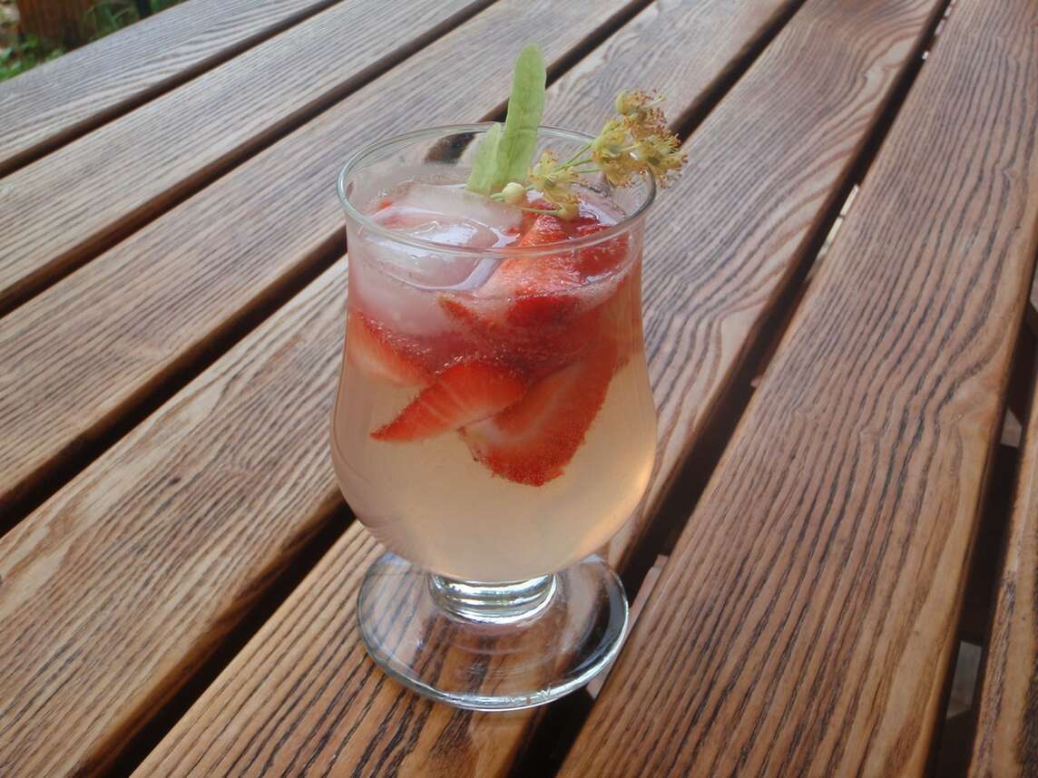 Lindenblütenbowle mit Erdbeeren in Glas