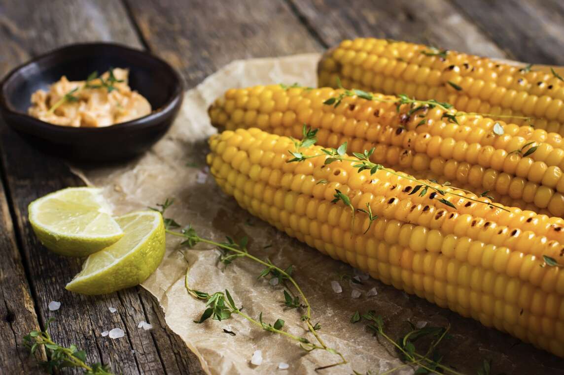 Gegrillte Maiskolben mit Kräutern