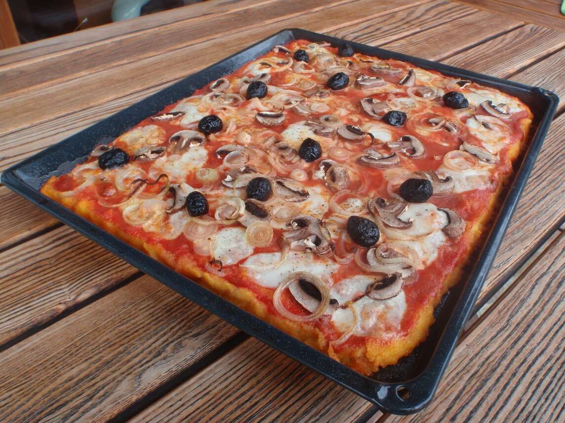 Maispizza mit Oliven, Pilzen und Zwiebeln
