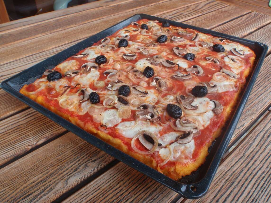 Pizza di mais con olive, funghi e cipolle