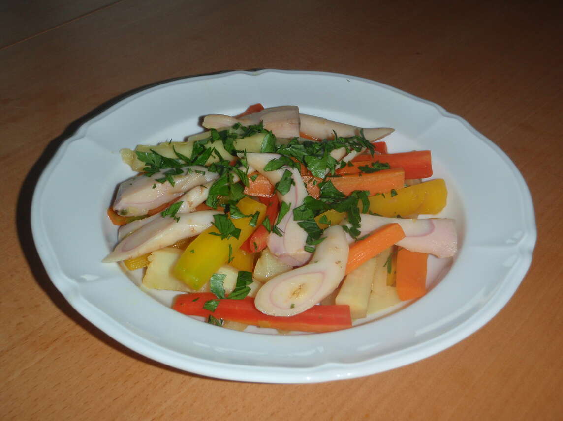 Teller mit gekochtem Gemüse