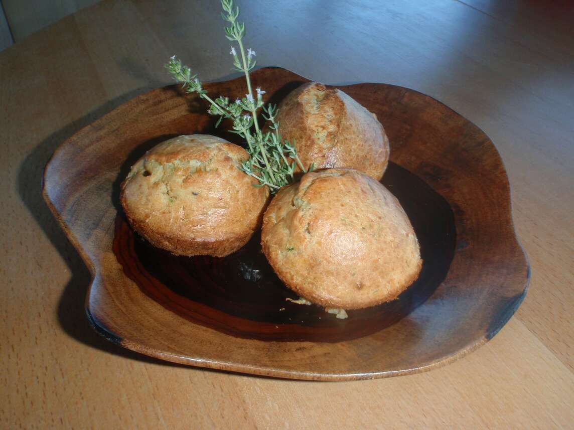 Drei Muffins mit Orangenthymian-Zweigen