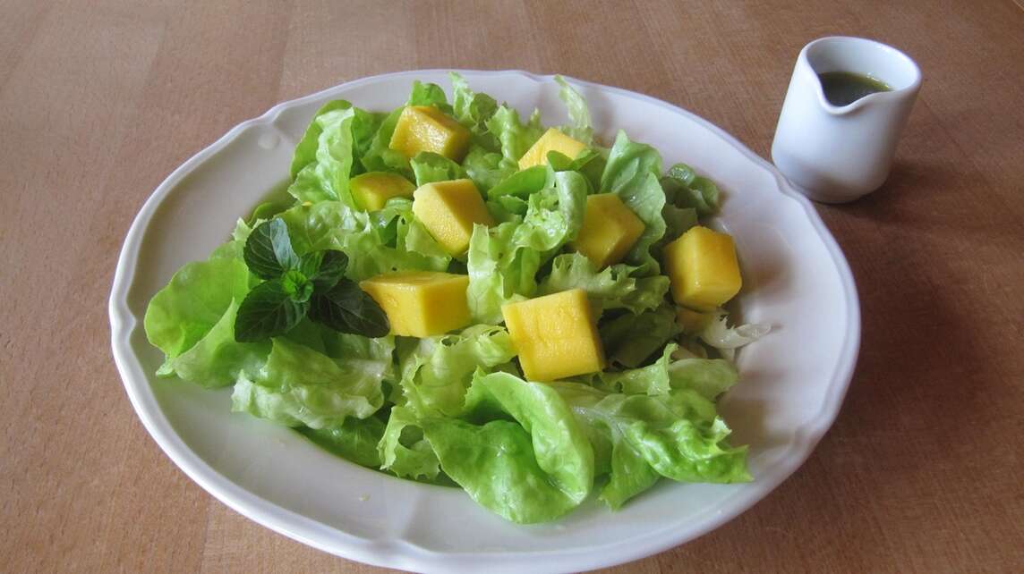 Salade à la mangue sur assiette