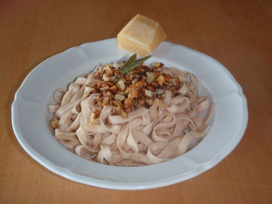 Teller mit Nudeln an Nuss-Sauce