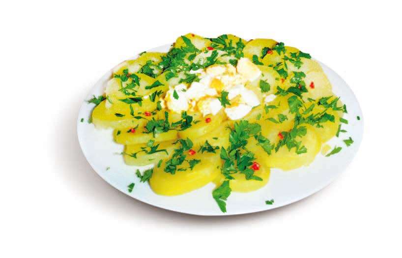 Assiette de pommes de terre, œuf et persil