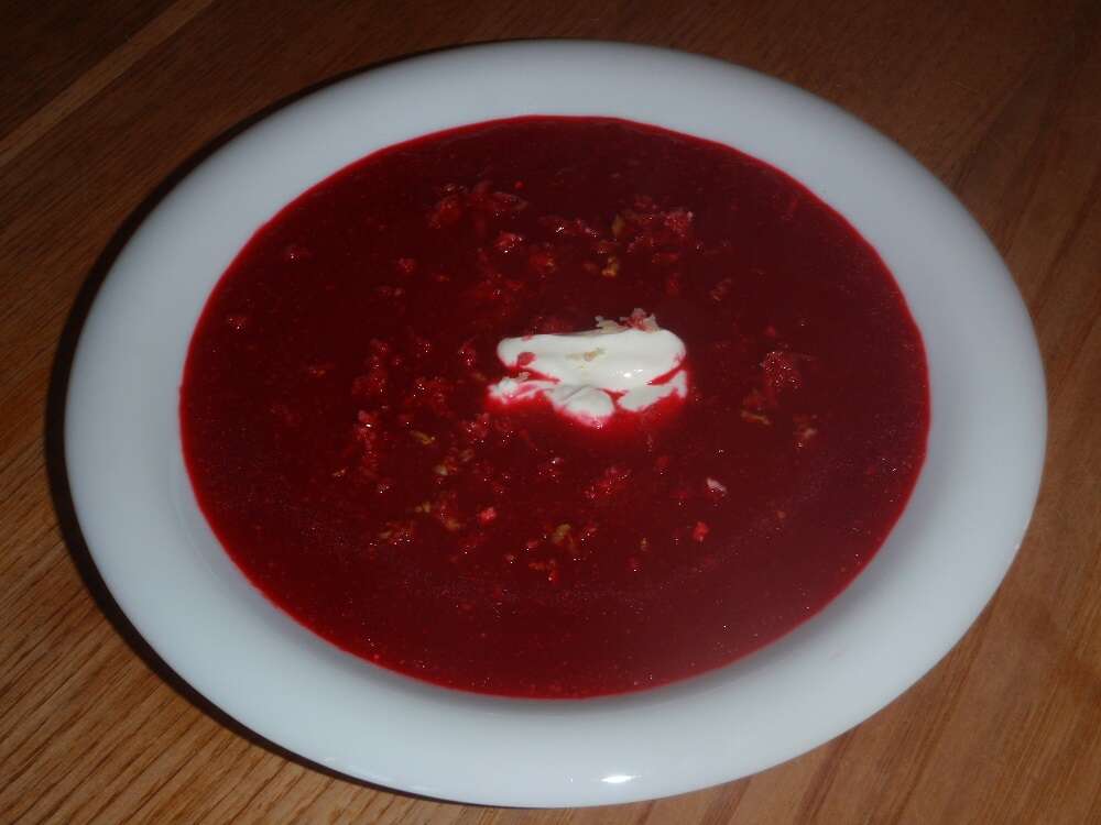 Piatto di zuppa di barbabietola con panna acida