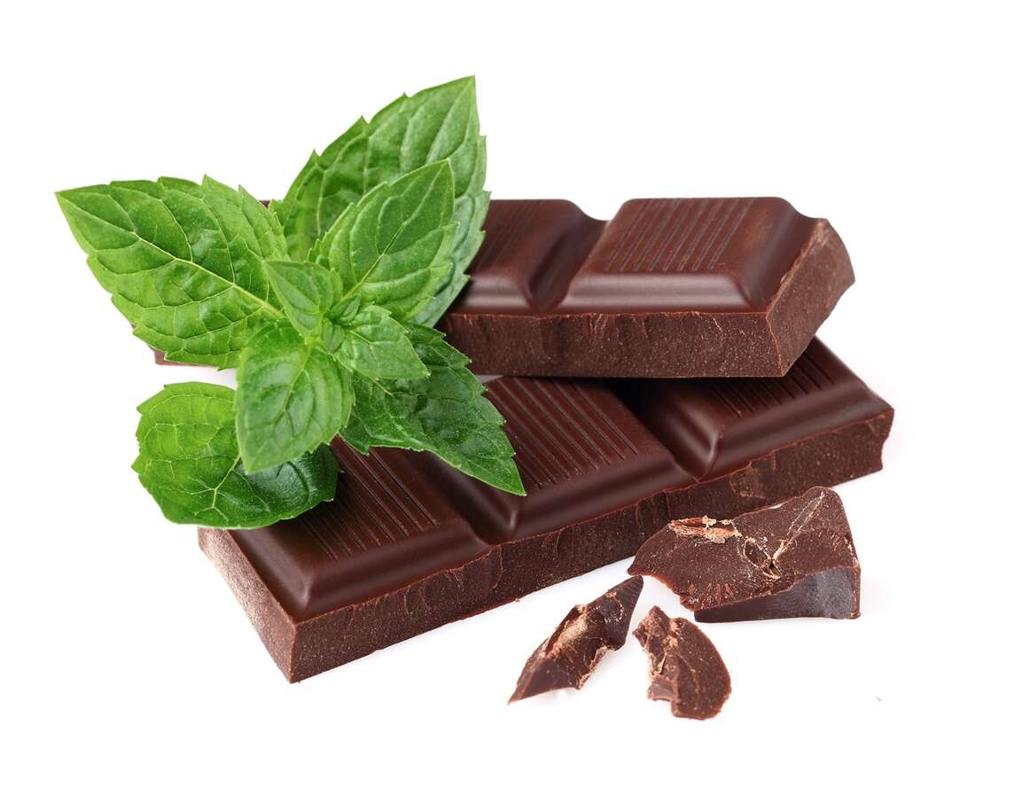 Dunkle Schokolade mit Schokoladenminzen-Blättern