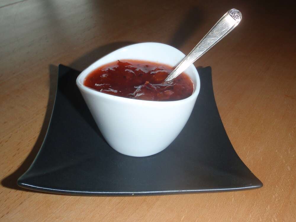 Töpfchen mit Stachelbeer-Chutney