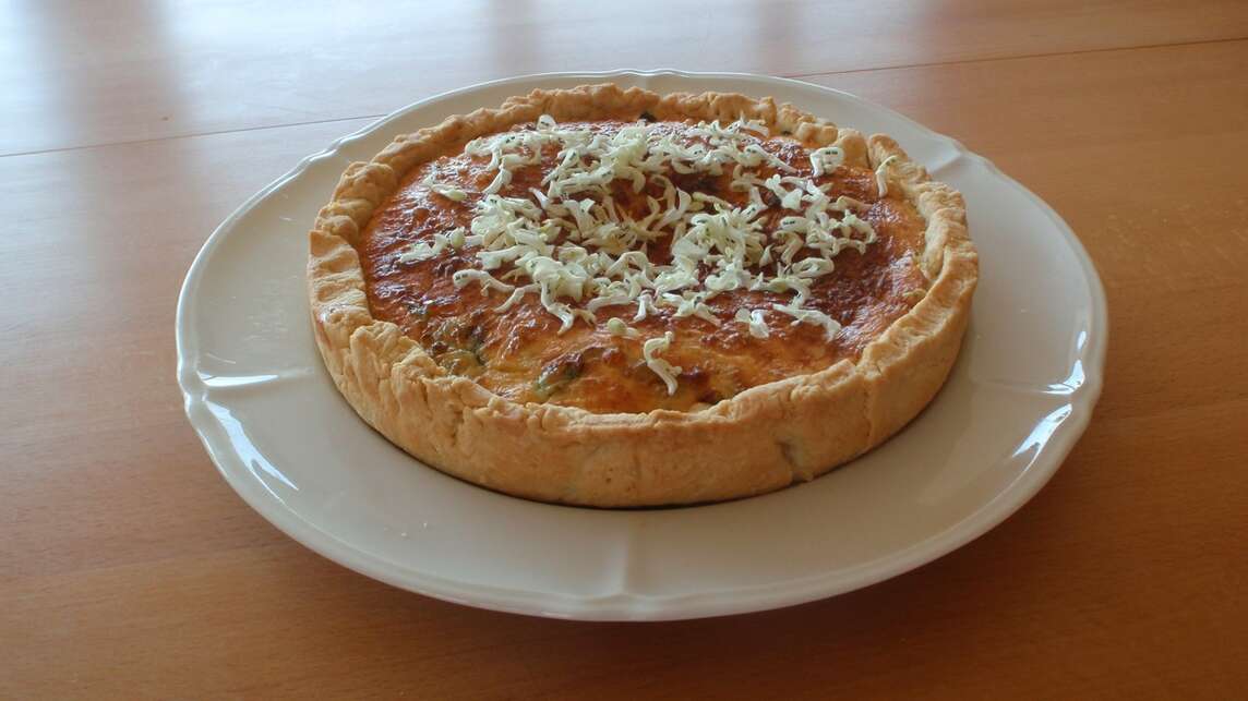 Teller mit Quiche mit weisser Taubnessel