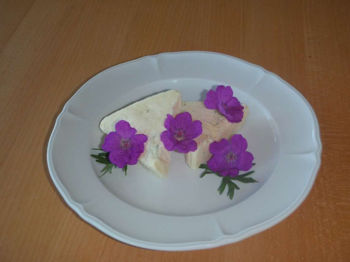 Deux tranches de parfait avec des fleurs de cigales des prés