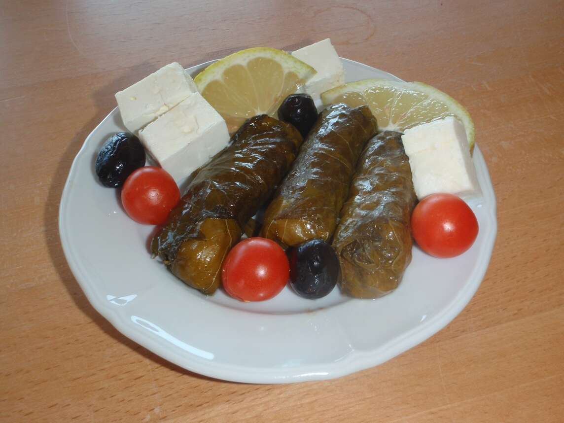 Foglie di vite ripiene, olive, pomodori e feta sul piatto