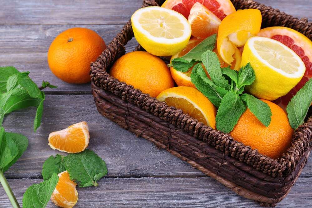 Zitrusfrüchte und Minze in einem Korb