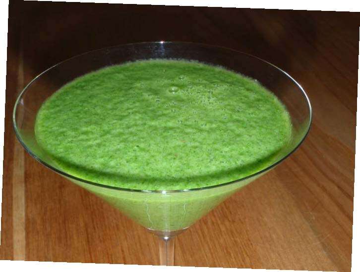 smoothie vert dans un verre à martini