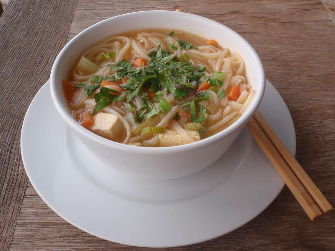 Zuppa di noodle di riso con coriandolo vietnamita