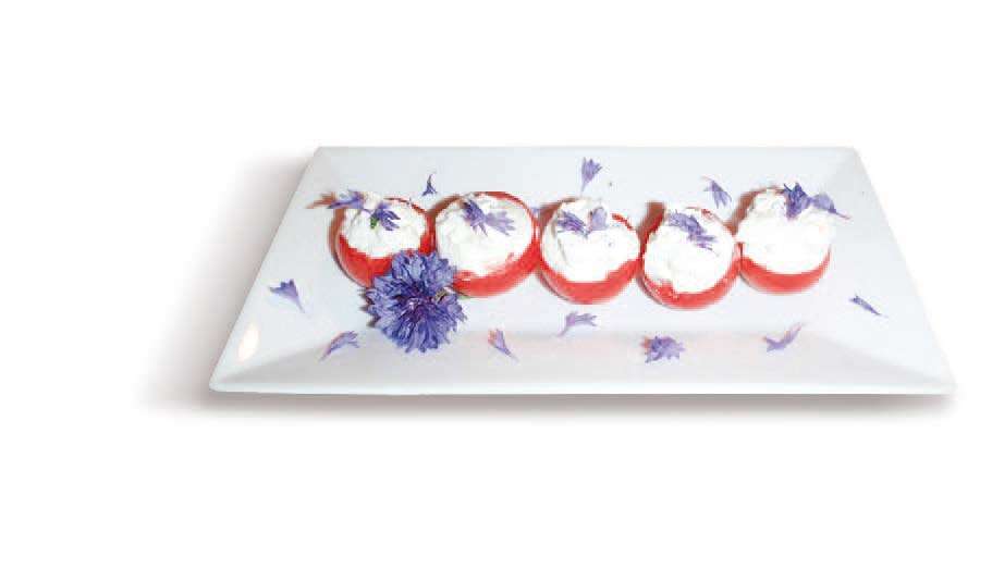 Cinq tomates apéritives farcies aux fleurs de bleuet
