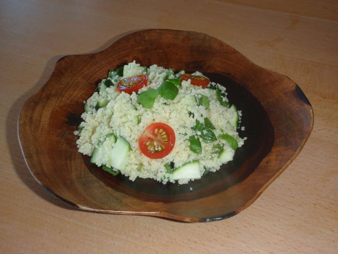 Assiette de taboulé avec cochléaire officinale, concombre et tomates
