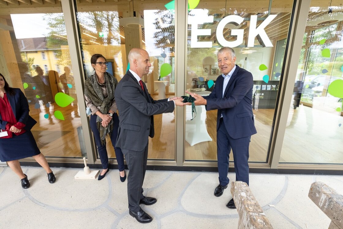 Peter Ursprung, consiglio di amministrazione di EGK, consegna la chiave all'amministratore delegato Reto Flury