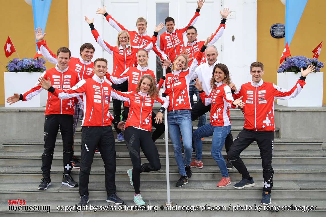 OL-Swiss-Team in Norwegen, Gruppenbild mit 13 Personen
