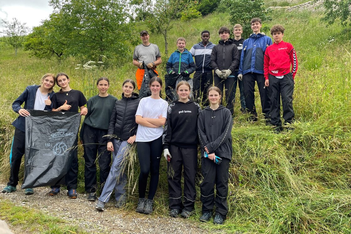 Gruppenfoto Helferinnen und Helfer Neophyten-Anlass