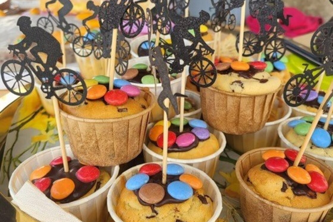Muffins decorated with Smarties and Velos