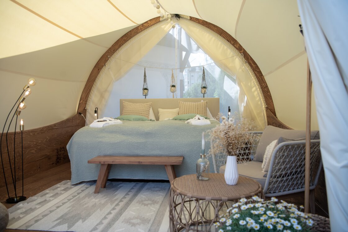 Lit luxueux dans une tente