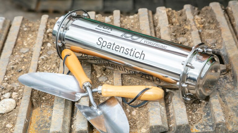 Spatenstich: Zeitkapsel Zeitkapsel der EGK-Gesundheitskasse